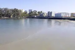 Demandan soluciones por prohibición de baño en la playa de Santa Cruz