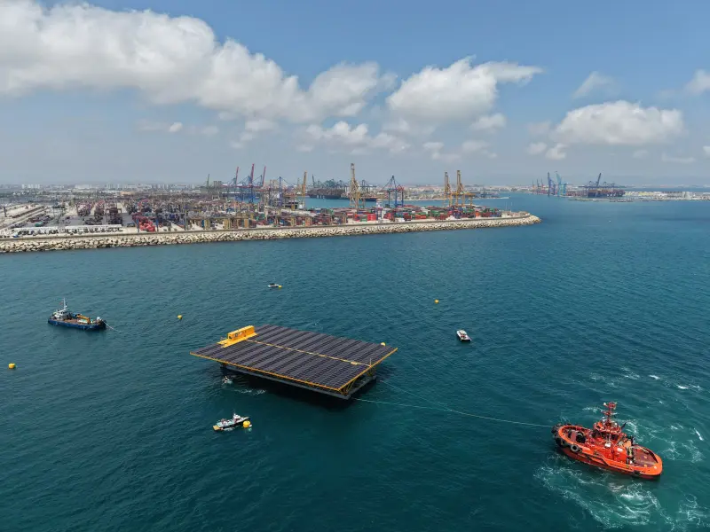 El Puerto de Valencia prueba tecnología fotovoltaica flotante marina