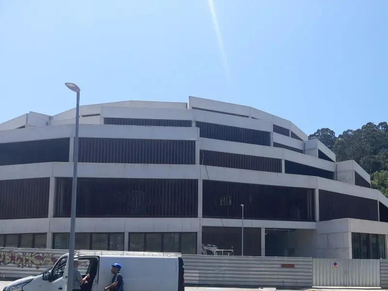 Renuncia del director retrasa la apertura del multiusos de Bastiagueiro