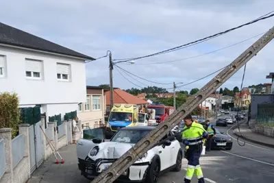 Una mujer herida al chocar contra un poste eléctrico en Montrove, Oleiros