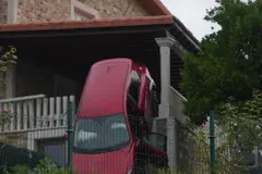 Accidente de coche en un balcón en Oleiros a primera hora del lunes