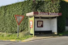 Una marquesina del Banco Pastor sobrevive en O Carballo, Oleiros