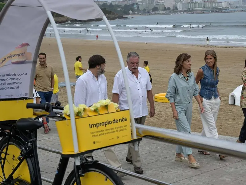 La Xunta y Ecoembes impulsan el reciclaje en Oleiros con la campaña 'Impropio de nós'