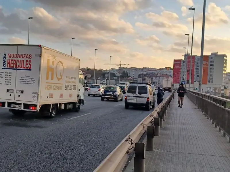 Accidente en el puente de A Pasaxe provoca retenciones hacia Oleiros en hora punta