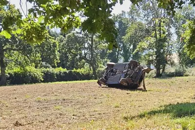 Herido un conductor en un accidente tras volcar su coche en Oleiros