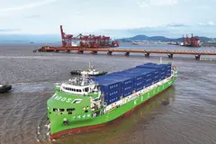 China lanza el primer buque portacontenedores 100% eléctrico del mundo