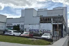 Oleiros exige la demolición del concesionario Opel en Perillo antes del 15 de septiembre