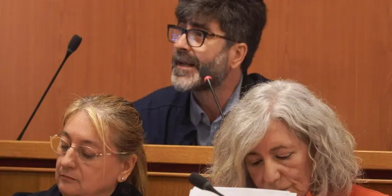 El alcalde de Oleiros rechaza las acusaciones del PSOE sobre funcionarios municipales y amenaza con acciones legales