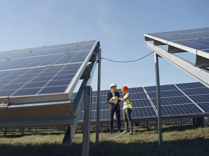 Andalucía potencia la energía solar y recarga eléctrica en espacios naturales de Almería