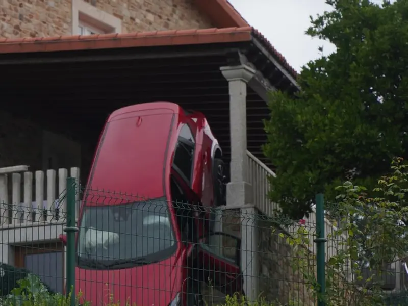 Accidente de coche en un balcón en Oleiros a primera hora del lunes