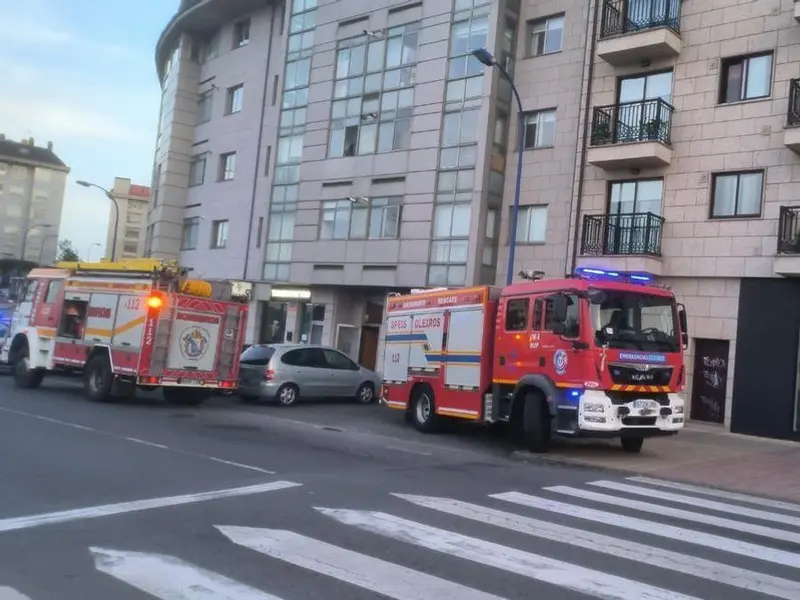 Bomberos de Oleiros extinguieron un incendio en un trastero de Culleredo y otro en Santa Cristina