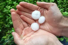 Intensa granizada causa problemas de alumbrado y vehículos afectados en Oleiros y A Coruña