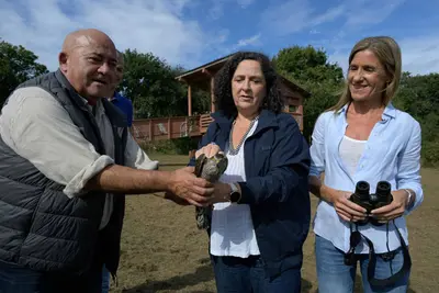 Belén do Campo participa en la suelta de un gavilán en Oleiros y resalta políticas de vivienda