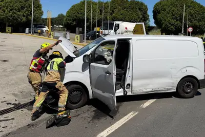Accidente en Oleiros deja a una mujer herida en un choque con una furgoneta