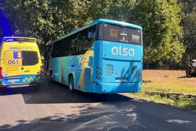 Grave accidente de tráfico en Oleiros: un coche vuelca y choca contra un árbol