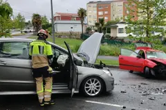 Tres heridos en colisión de coches en Santa Cruz, Oleiros