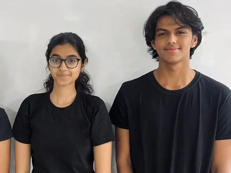Tres adolescentes crean un polvo de tamarindo que elimina microplásticos del agua