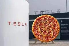 Tesla inaugura estación de carga en Burgos con pizza recién hecha
