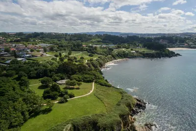 Descubre el Parque de las Trece Rosas en Oleiros: un rincón perfecto junto al mar