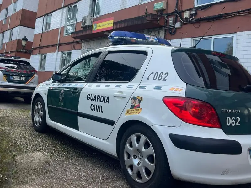 Un vecino de Oleiros lanza fuegos artificiales a la Guardia Civil para evitar su detención