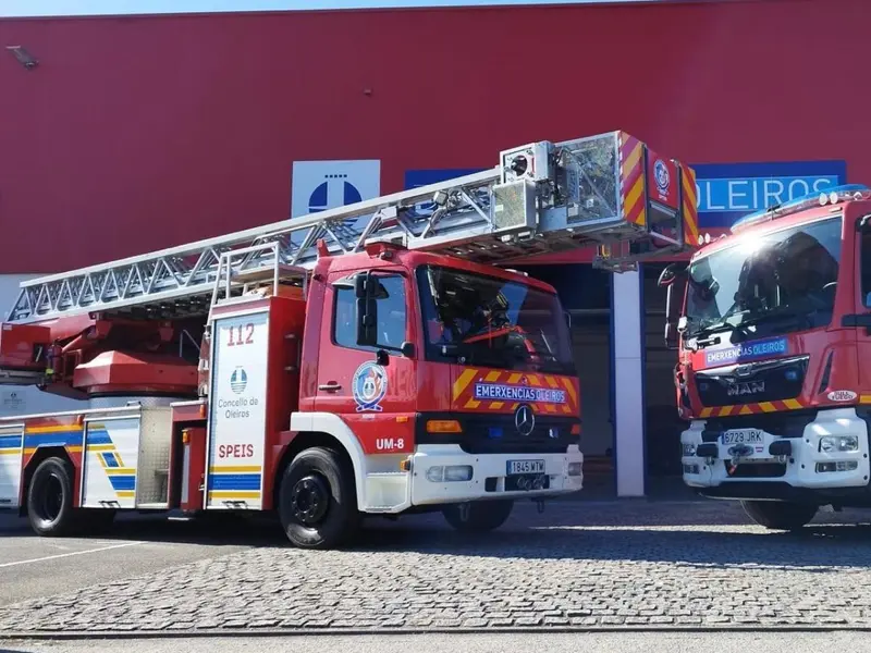 Los bomberos de Oleiros controlan un incendio en una residencia de mayores