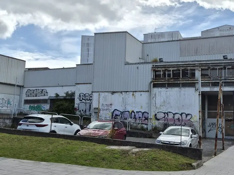 Oleiros exige la demolición del concesionario Opel en Perillo antes del 15 de septiembre