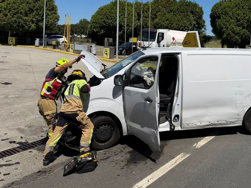 Accidente en Oleiros deja a una mujer herida en un choque con una furgoneta