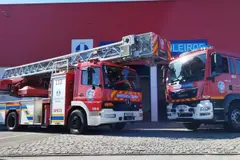 Los bomberos de Oleiros controlan un incendio en una residencia de mayores