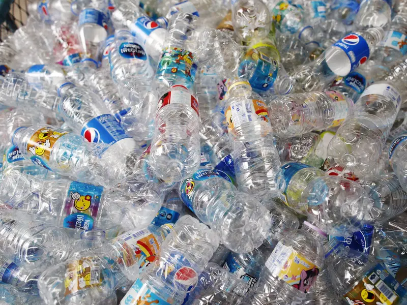 Investigadores revelan obstáculos en el reciclaje de botellas de plástico PET
