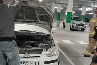 Incendio en el aparcamiento del Mercadona de Oleiros