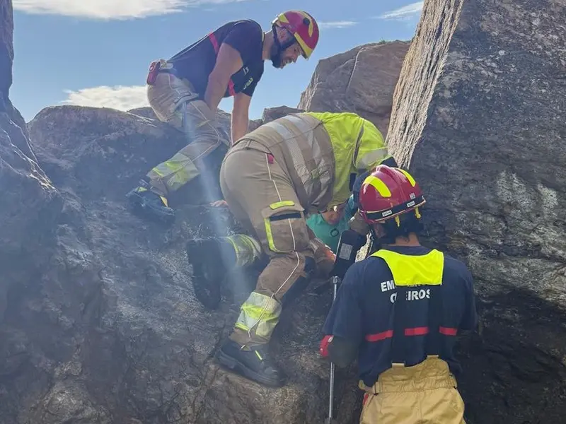 Rescate en Oleiros: menor atrapado en rocas de la playa de Naval