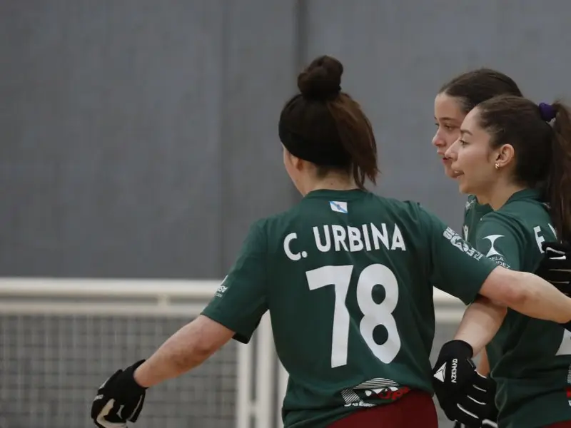 El CH Oleiros gana el derbi en la inauguración de A Rabadeira