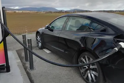 España supera los 55.000 puntos de recarga pública y enfrenta desafíos operativos