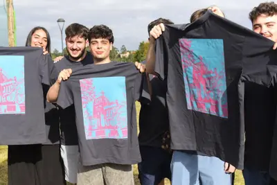 Las camisetas de las fiestas de Oleiros se agotan en Perillo, un nuevo éxito local