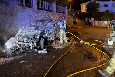 Bomberos de Oleiros apagan un incendio que consumió un coche eléctrico en Bastiagueiro