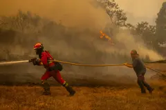 Brais Lorenzo, premio World Press Photo, denuncia la crisis de incendios en Galicia