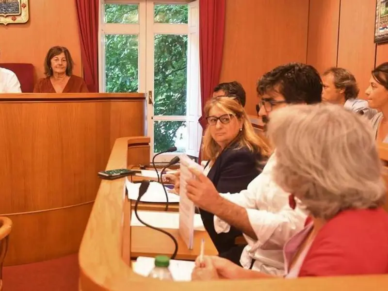 El PSOE triunfa en la disputa por las dietas de concejales en Oleiros