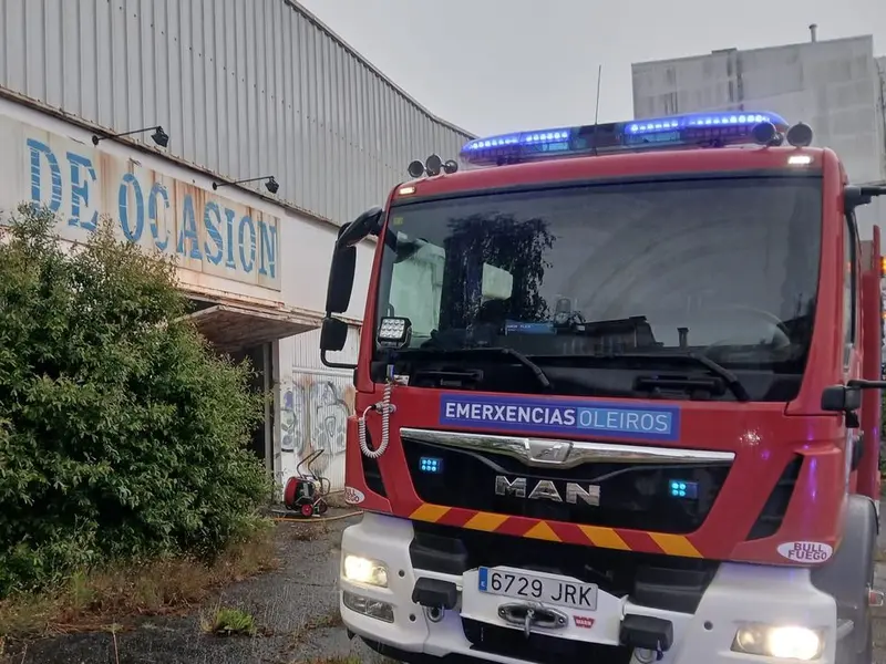 Un incendio en el antiguo concesionario Opel de Oleiros moviliza a los bomberos