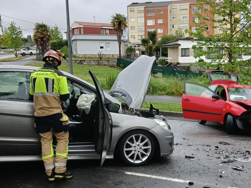 Tres heridos en colisión de coches en Santa Cruz, Oleiros