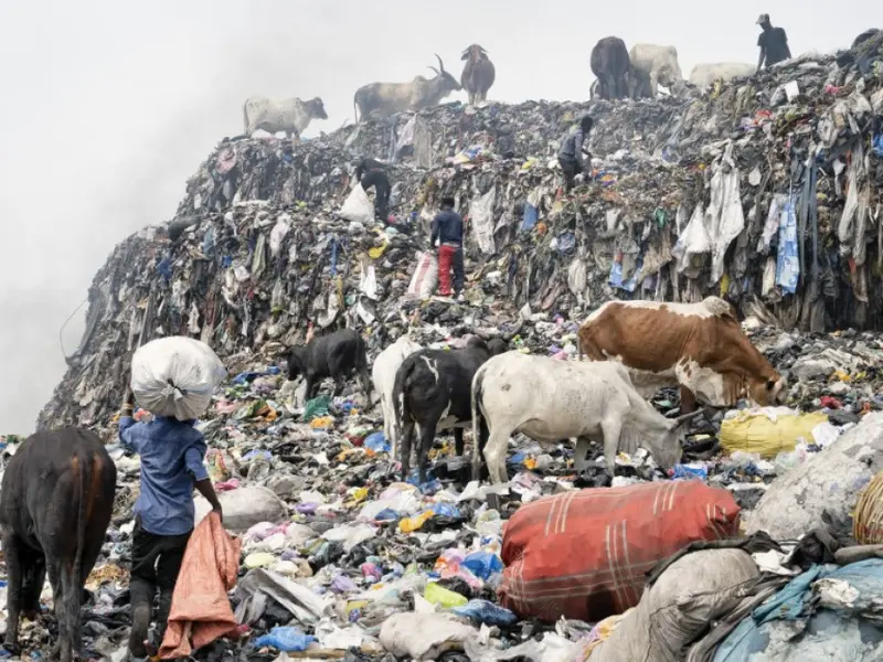 La UE impulsará el reciclaje de ropa en España con contenedores inteligentes que pagarán a los usuarios