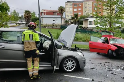 Tres heridos en colisión de coches en Santa Cruz, Oleiros