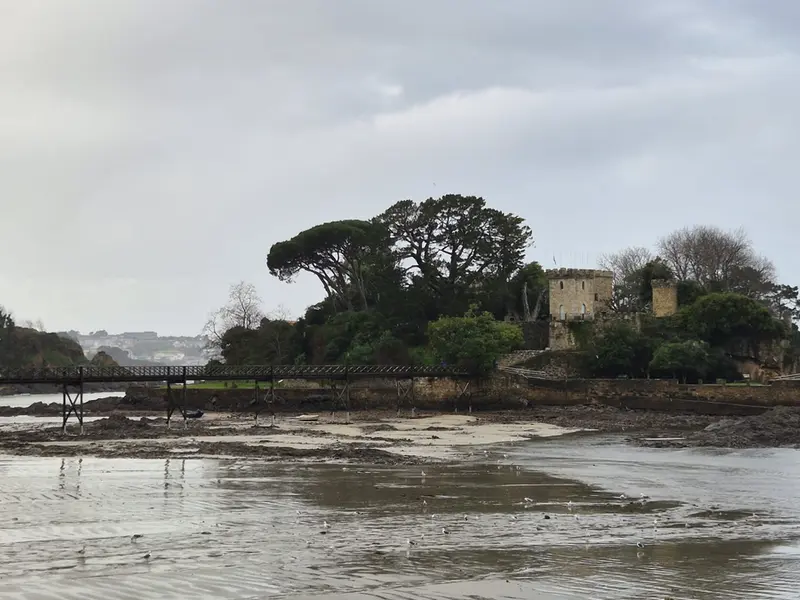 La Xunta exige más datos para clasificar la playa de Santa Cruz como apta para el baño
