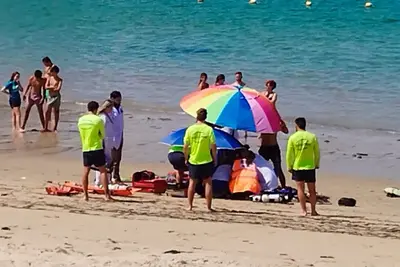 Rescatan a un bañista inconsciente y a una mujer en la playa de Mera, Oleiros