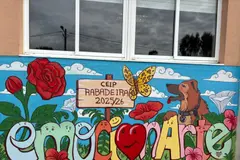 El CEIP de Rabadeira estrena un mural artístico que promueve la educación emocional