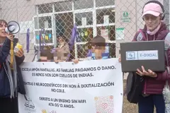Protesta en Oleiros contra el uso excesivo de pantallas en el CEIP Valle Inclán