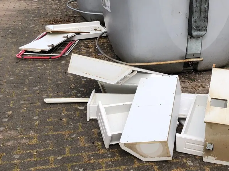 Oleiros sanciona a seis infractores por dejar basura fuera de los contenedores