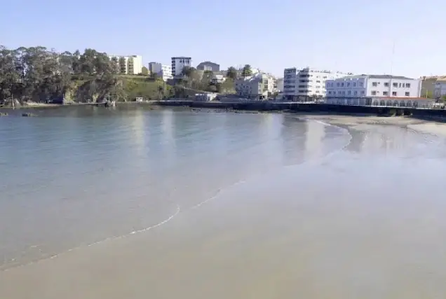 Demandan soluciones por prohibición de baño en la playa de Santa Cruz