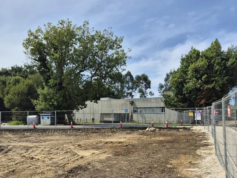 Las obras en A Pezoca afectan al aparcamiento del centro de salud de Oleiros
