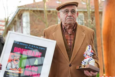 Oleiros rinde homenaje a Paco Mivida, figura legendaria del Entroido