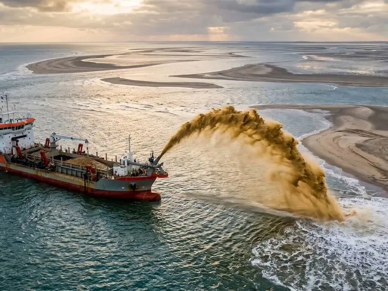 Holanda combate el cambio climático vertiendo 4,16 millones de toneladas de arena en el mar